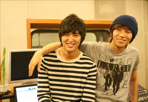 Lee MinHo يستعين بصديقه K.Will لأخذ دروس في الغناء 20090520_minhokwill_1