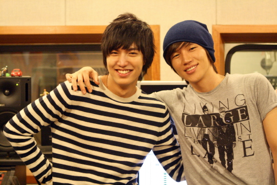 Lee MinHo يستعين بصديقه K.Will لأخذ دروس في الغناء 20090520_minhokwill_2