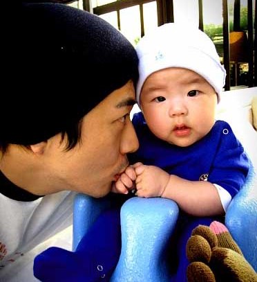 صور جديدة لطفل Kwon SangWoo و Son TaeYeong 201001262100381