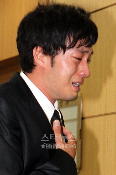  [صور] إنتحار الممثل Park Yong-ha + مشاهير كوريا في الجنازة( حقيقيه  )  20100629_parkyongha_sojisup-399x600