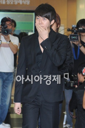  [صور] إنتحار الممثل Park Yong-ha + مشاهير كوريا في الجنازة( حقيقيه  )  20100630134718067892742_00000007_1_pa