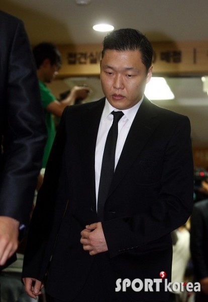 [صور] إنتحار الممثل Park Yong-ha + مشاهير كوريا في الجنازة 20100630_mourn_10-414x600
