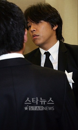 [صور] إنتحار الممثل Park Yong-ha + مشاهير كوريا في الجنازة 20100630_mourn_11