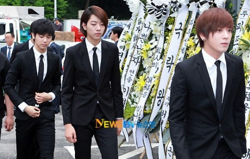 [صور] إنتحار الممثل Park Yong-ha + مشاهير كوريا في الجنازة 20100630_mourn_13
