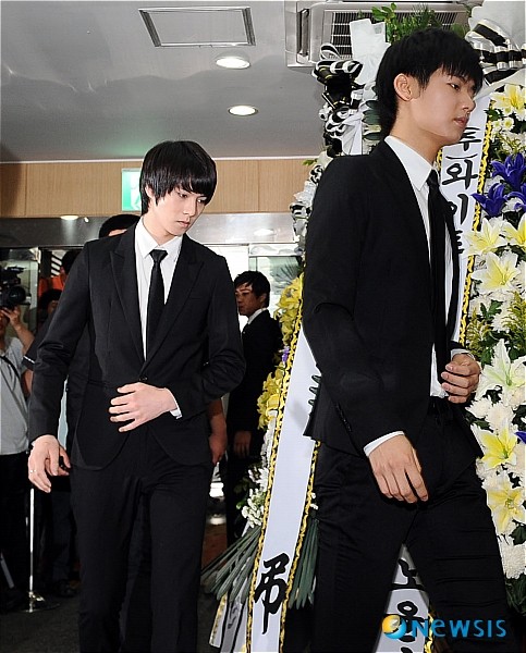  [صور] إنتحار الممثل Park Yong-ha + مشاهير كوريا في الجنازة( حقيقيه  )  20100630_mourn_14