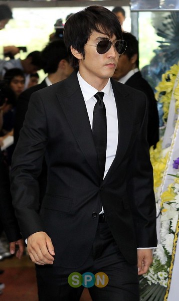  [صور] إنتحار الممثل Park Yong-ha + مشاهير كوريا في الجنازة( حقيقيه  )  20100630_mourn_16-357x600