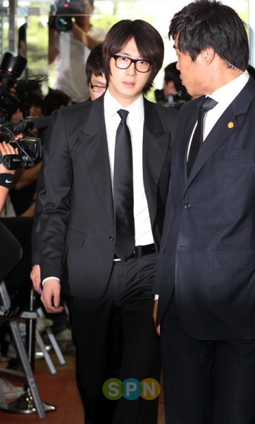 [صور] إنتحار الممثل Park Yong-ha + مشاهير كوريا في الجنازة 20100630_mourn_17-362x600