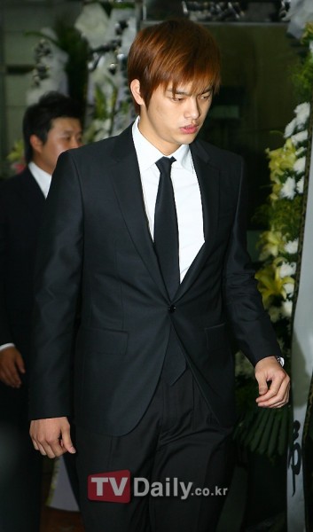  [صور] إنتحار الممثل Park Yong-ha + مشاهير كوريا في الجنازة( حقيقيه  )  20100630_mourn_21-353x600