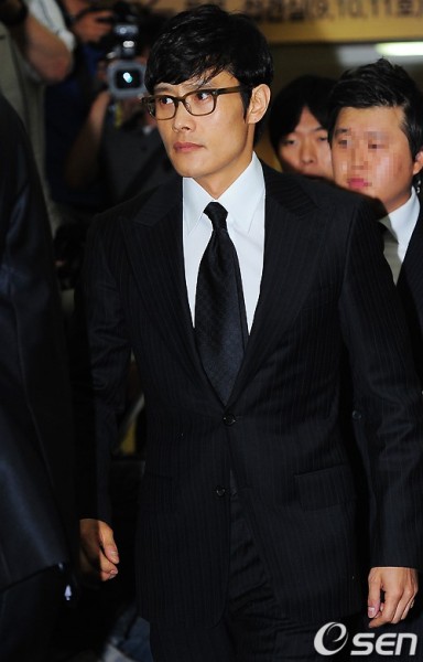  [صور] إنتحار الممثل Park Yong-ha + مشاهير كوريا في الجنازة( حقيقيه  )  20100630_mourn_22-384x600