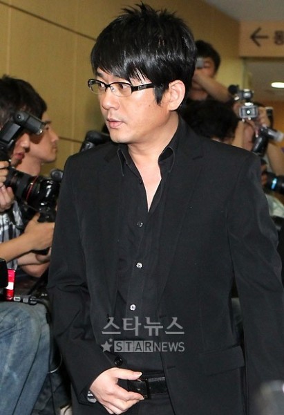 [صور] إنتحار الممثل Park Yong-ha + مشاهير كوريا في الجنازة 20100630_mourn_24-411x600