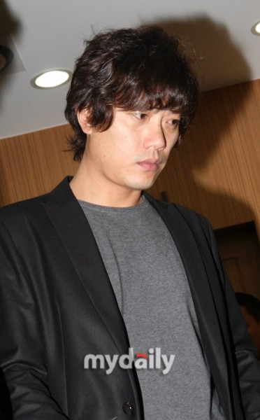  [صور] إنتحار الممثل Park Yong-ha + مشاهير كوريا في الجنازة( حقيقيه  )  20100630_mourn_3-372x600