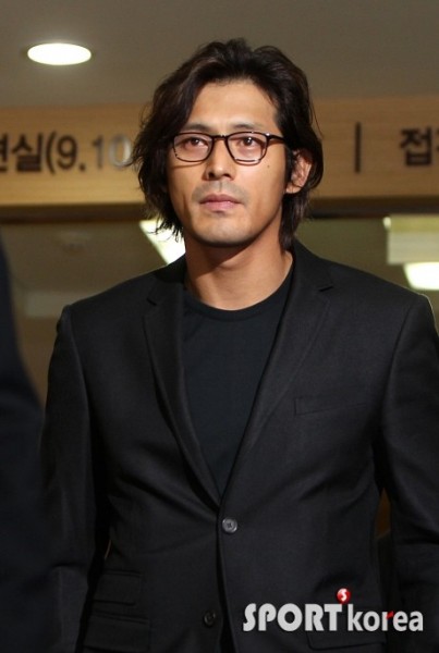[صور] إنتحار الممثل Park Yong-ha + مشاهير كوريا في الجنازة 20100630_mourn_36-403x600