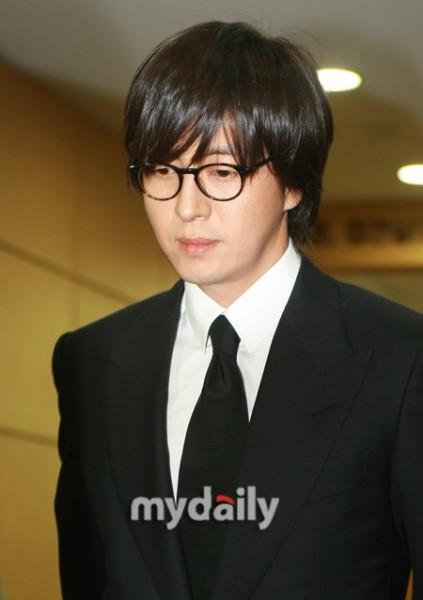  [صور] إنتحار الممثل Park Yong-ha + مشاهير كوريا في الجنازة( حقيقيه  )  20100630_mourn_37-423x600