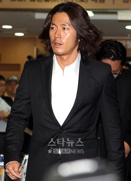  [صور] إنتحار الممثل Park Yong-ha + مشاهير كوريا في الجنازة( حقيقيه  )  20100630_mourn_38-435x600