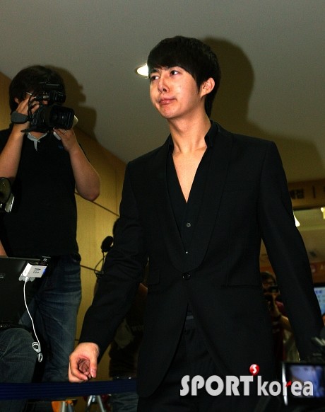  [صور] إنتحار الممثل Park Yong-ha + مشاهير كوريا في الجنازة( حقيقيه  )  20100630_mourn_5