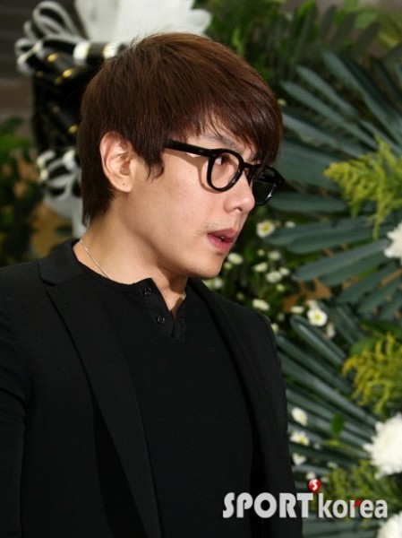 [صور] إنتحار الممثل Park Yong-ha + مشاهير كوريا في الجنازة( حقيقيه  )  20100630_mourn_6-449x600
