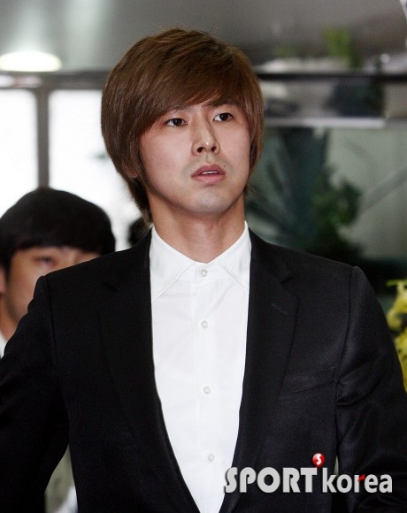  [صور] إنتحار الممثل Park Yong-ha + مشاهير كوريا في الجنازة( حقيقيه  )  20100630_mourn_8
