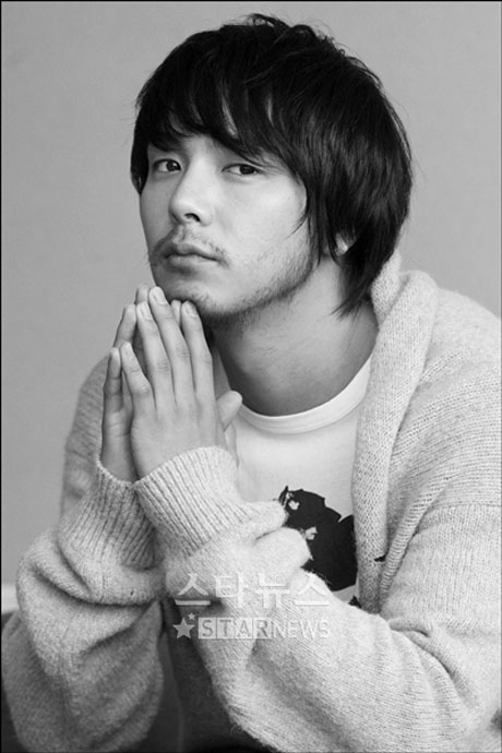 [صور] إنتحار الممثل Park Yong-ha + مشاهير كوريا في الجنازة 20100630_parkyongha_1