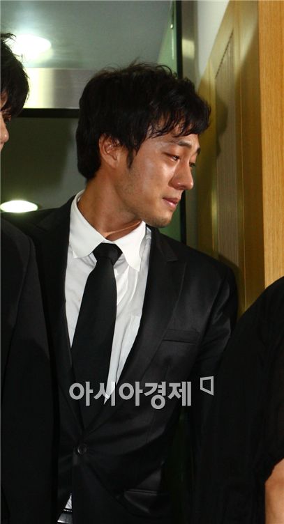  [صور] إنتحار الممثل Park Yong-ha + مشاهير كوريا في الجنازة( حقيقيه  )  2010070116203999603_2