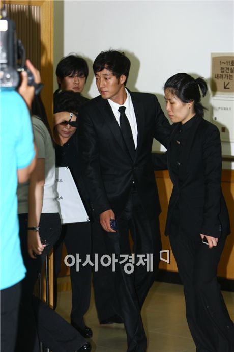  [صور] إنتحار الممثل Park Yong-ha + مشاهير كوريا في الجنازة( حقيقيه  )  2010070117595936998_1