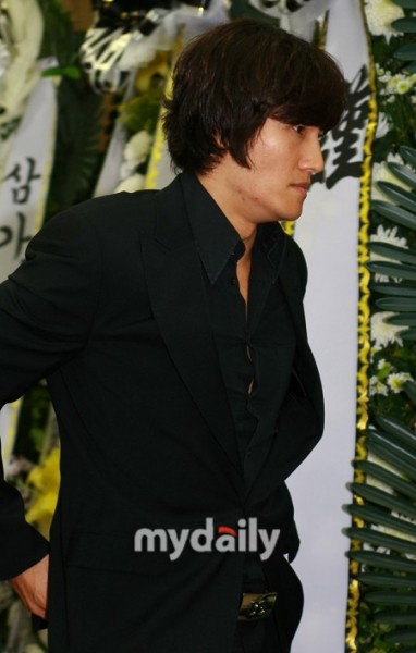  [صور] إنتحار الممثل Park Yong-ha + مشاهير كوريا في الجنازة( حقيقيه  )  20100701_mourning_1-382x600
