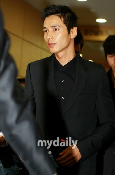 [صور] إنتحار الممثل Park Yong-ha + مشاهير كوريا في الجنازة 20100701_mourning_4-395x600
