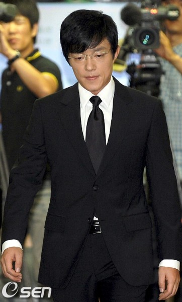  [صور] إنتحار الممثل Park Yong-ha + مشاهير كوريا في الجنازة( حقيقيه  )  20100701_mourning_6-362x600