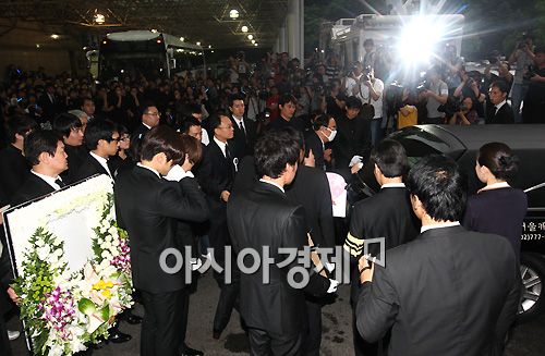  [صور] إنتحار الممثل Park Yong-ha + مشاهير كوريا في الجنازة( حقيقيه  )  2010070206520053911_1
