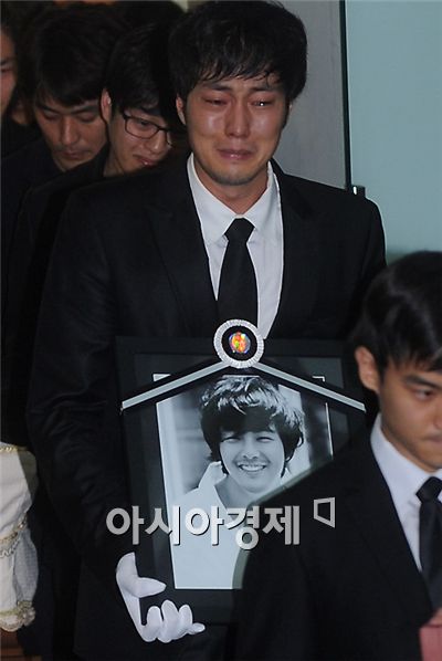  [صور] إنتحار الممثل Park Yong-ha + مشاهير كوريا في الجنازة( حقيقيه  )  2010070208514309416_2