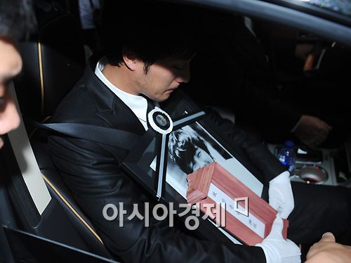 [صور] إنتحار الممثل Park Yong-ha + مشاهير كوريا في الجنازة 2010070210240048476_2