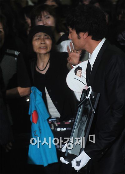  [صور] إنتحار الممثل Park Yong-ha + مشاهير كوريا في الجنازة( حقيقيه  )  2010070210240048476_3