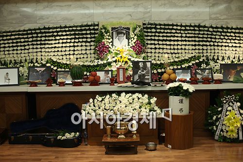  [صور] إنتحار الممثل Park Yong-ha + مشاهير كوريا في الجنازة( حقيقيه  )  2010070210400376726_1
