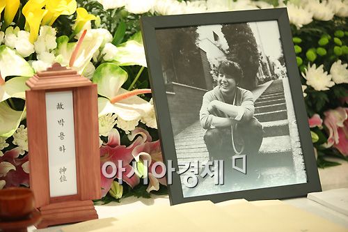 [صور] إنتحار الممثل Park Yong-ha + مشاهير كوريا في الجنازة 2010070210400376726_3