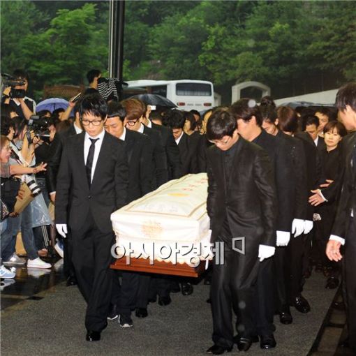  [صور] إنتحار الممثل Park Yong-ha + مشاهير كوريا في الجنازة( حقيقيه  )  2010070211262165681_1