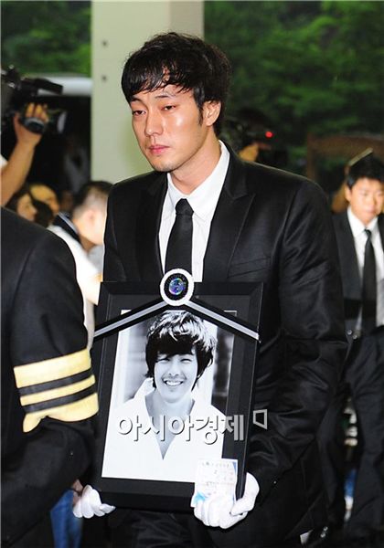  [صور] إنتحار الممثل Park Yong-ha + مشاهير كوريا في الجنازة( حقيقيه  )  2010070211330896432_1