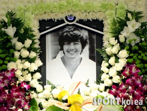  [صور] إنتحار الممثل Park Yong-ha + مشاهير كوريا في الجنازة( حقيقيه  )  20100702_mourning_1