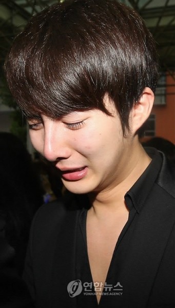 [صور] إنتحار الممثل Park Yong-ha + مشاهير كوريا في الجنازة 20100702_mourning_6-341x600