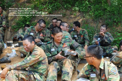 Journal of the Korean art news - صفحة 9 Lee-joongi-in-army-10