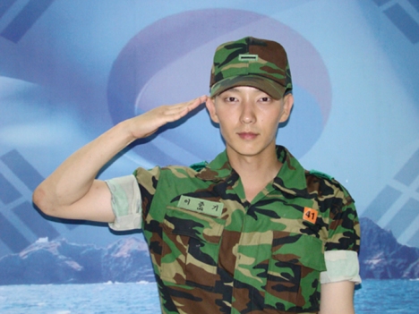 Journal of the Korean art news - صفحة 9 Lee-joongi-in-army-19