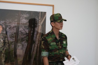 Journal of the Korean art news - صفحة 9 Lee-joongi-soldier-9